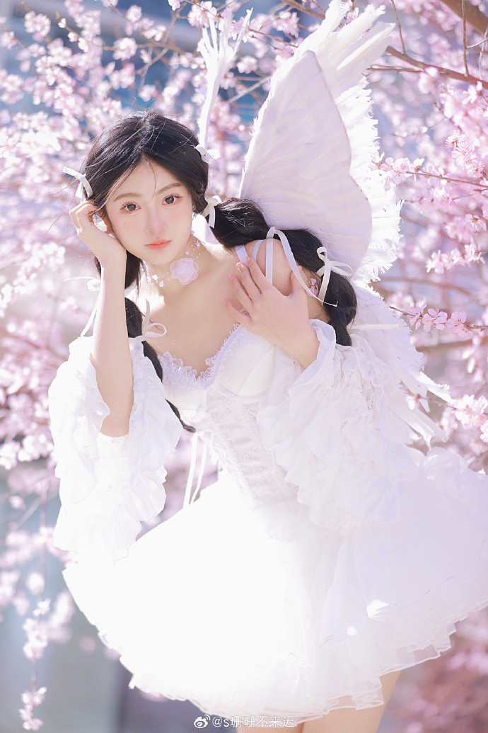 曲婉婷癌症消息引发热议，网友热议：这是否为现世报？